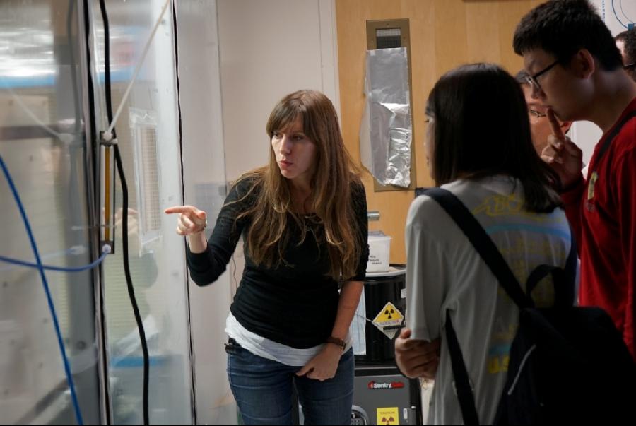 同学们参观Star Dust研究实验室,老师对样品处理进行详细解释.jpg