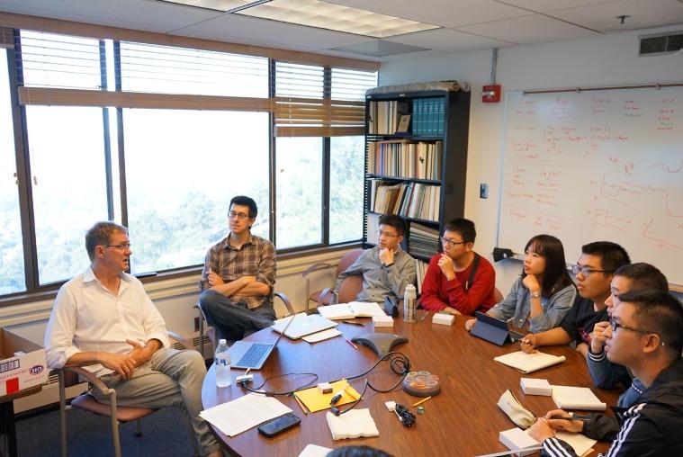 Stuart Bale教授与同学们进行交流,同学们全神贯注2.jpg