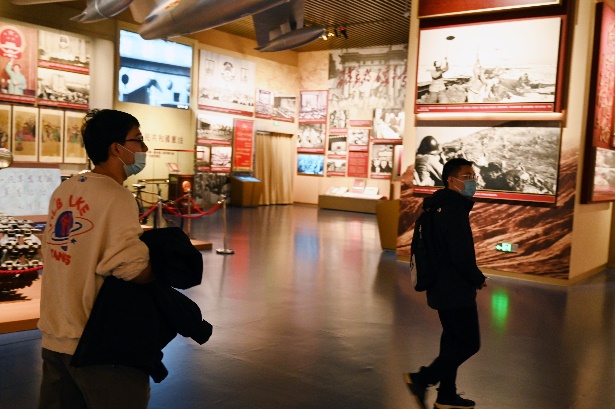 房间里的人中度可信度描述已自动生成